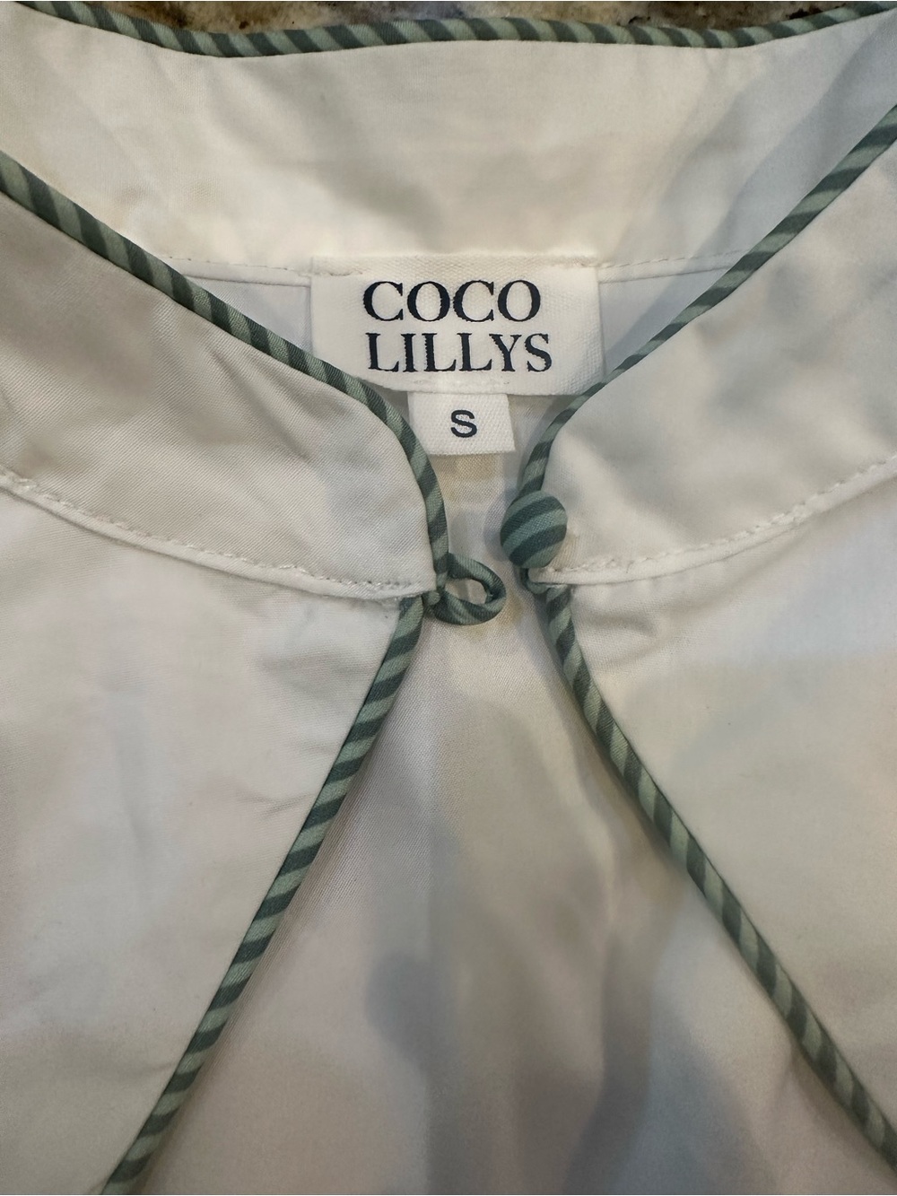 White blouse- does not come with waist tie - Picture 3 of 3